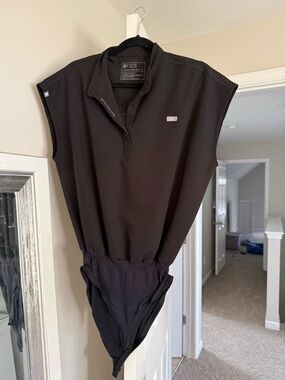 Figs Black Women's Sleeveless Snap-Back Top